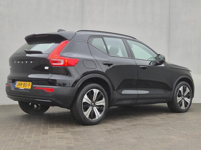 Volvo XC40 1.5 T5 Recharge Plus Dark Automaat / Accu SOH 94,43% / All season banden / Harman/Kardon Audio Systeem / Park Assist Pack & Seat Pack / Trekgewicht 1.800 kg / Stuur- & Stoelverwarming / Navigatie d.m.v. Apple Carplay/Android auto / Achteruitrijcamera /