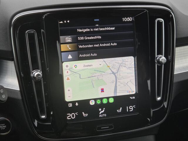 Volvo XC40 1.5 T5 Recharge Plus Dark Automaat / Accu SOH 94,43% / All season banden / Harman/Kardon Audio Systeem / Park Assist Pack & Seat Pack / Trekgewicht 1.800 kg / Stuur- & Stoelverwarming / Navigatie d.m.v. Apple Carplay/Android auto / Achteruitrijcamera /