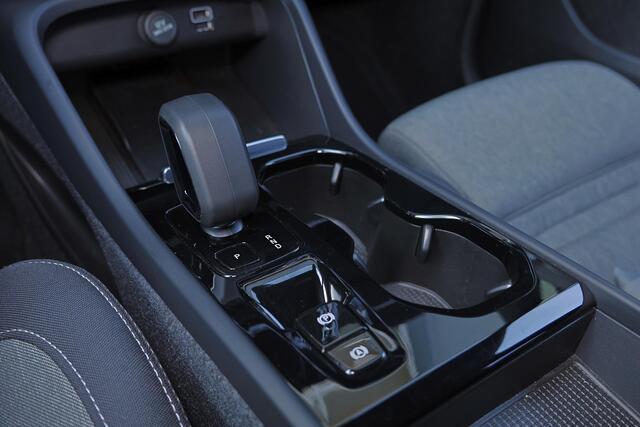 Volvo XC40 T4 Recharge Plus Dark - IntelliSafe Assist - Harman/Kardon audio - Parkeercamera achter - Verwarmde voorstoelen & stuur - Parkeersensoren voor & achter - Elektr. bedienb. voorstoelen met geheugen links - Draadloze tel. lader - Extra getint glas - 19' LMV