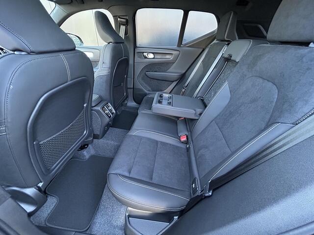 Volvo XC40 2.0 B4 Plus Dark Panorama dak / Nubuck bekleding / Extra getint glas / 19" 5-y spaaks wielen