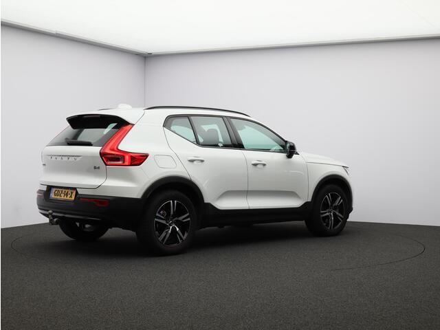Volvo XC40 2.0 B4 Plus Dark / Trekhaak / Stoel+stuur+voorruitverwarming / Harman Kardon / Elektr. bed. stoelen