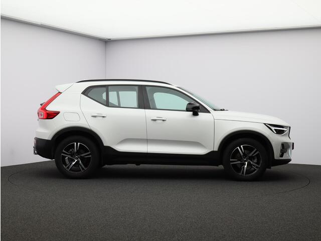 Volvo XC40 2.0 B4 Plus Dark / Trekhaak / Stoel+stuur+voorruitverwarming / Harman Kardon / Elektr. bed. stoelen