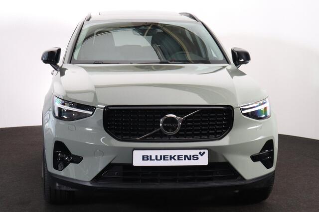Volvo XC40 B3 Plus Dark - Panorama/schuifdak - IntelliSafe Assist & Surround - 360º Camera - Harman/Kardon audio - Adaptieve LED koplampen - Verwarmde voorstoelen & stuur - Parkeersensoren voor & achter - Elektr. bedienb. voorstoelen met geheugen links - Draadloze t