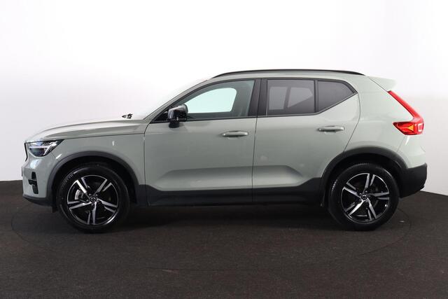 Volvo XC40 B3 Plus Dark - Panorama/schuifdak - IntelliSafe Assist & Surround - 360º Camera - Harman/Kardon audio - Adaptieve LED koplampen - Verwarmde voorstoelen & stuur - Parkeersensoren voor & achter - Elektr. bedienb. voorstoelen met geheugen links - Draadloze t
