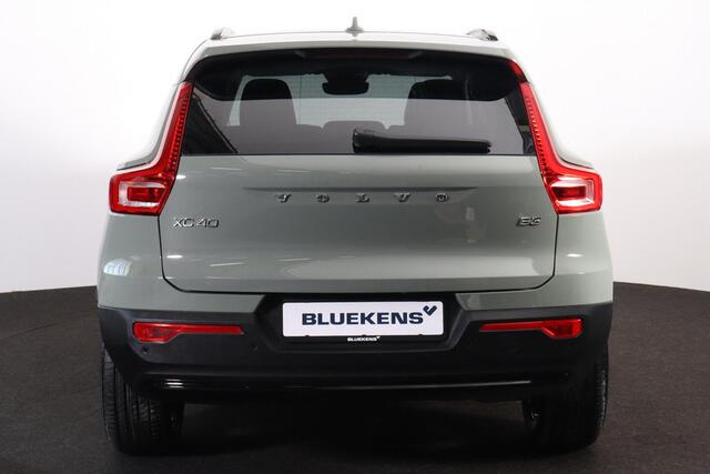 Volvo XC40 B3 Plus Dark - Panorama/schuifdak - IntelliSafe Assist & Surround - 360º Camera - Harman/Kardon audio - Adaptieve LED koplampen - Verwarmde voorstoelen & stuur - Parkeersensoren voor & achter - Elektr. bedienb. voorstoelen met geheugen links - Draadloze t