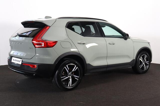 Volvo XC40 B3 Plus Dark - Panorama/schuifdak - IntelliSafe Assist & Surround - 360º Camera - Harman/Kardon audio - Adaptieve LED koplampen - Verwarmde voorstoelen & stuur - Parkeersensoren voor & achter - Elektr. bedienb. voorstoelen met geheugen links - Draadloze t