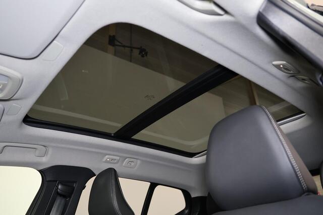 Volvo XC40 B3 Plus Dark - Panorama/schuifdak - IntelliSafe Assist & Surround - 360º Camera - Harman/Kardon audio - Adaptieve LED koplampen - Verwarmde voorstoelen & stuur - Parkeersensoren voor & achter - Elektr. bedienb. voorstoelen met geheugen links - Draadloze t