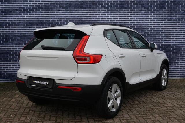 Volvo XC40 1.5 T2 Momentum Core | Stoelverwarming | Camera | Apple carplay/android auto | Trekhaak | Cruise control Parkeersensoren V+A | Stuurverwarming |