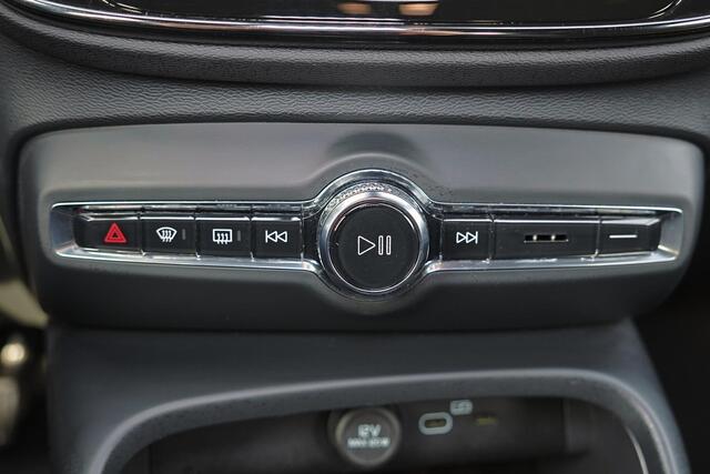 Volvo XC40 Recharge Plus 70 kWh - IntelliSafe Assist & Surround - Parkeercamera achter - Verwarmde voorstoelen & stuur - Parkeersensoren voor & achter - Draadloze tel. lader - Warmtepomp - 19' LMV