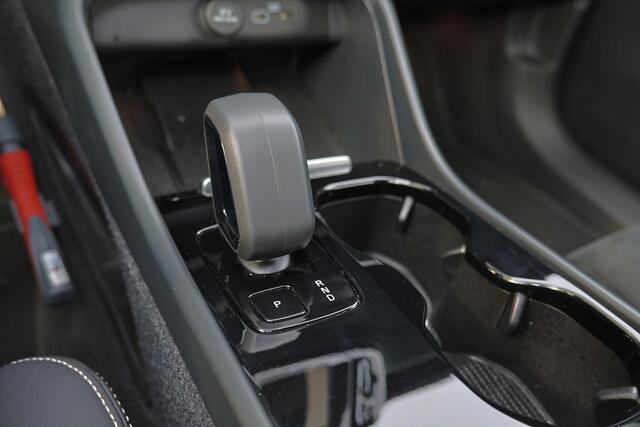 Volvo XC40 Recharge Plus 70 kWh - IntelliSafe Assist & Surround - Parkeercamera achter - Verwarmde voorstoelen & stuur - Parkeersensoren voor & achter - Draadloze tel. lader - Warmtepomp - 19' LMV