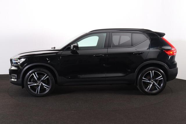 Volvo XC40 T5 Recharge R-Design - IntelliSafe Assist & Surround - Adaptieve LED koplampen - Parkeercamera achter - Verwarmde voorstoelen & stuur - Parkeersensoren voor & achter - Elektr. bedienb. voorstoelen met geheugen links - Draadloze tel. lader - Extra getint g