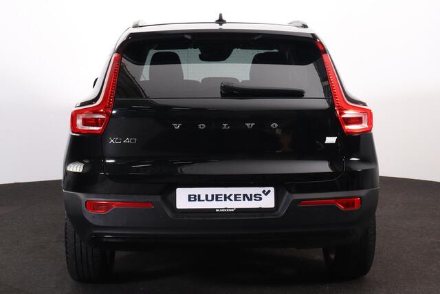 Volvo XC40 T5 Recharge R-Design - IntelliSafe Assist & Surround - Adaptieve LED koplampen - Parkeercamera achter - Verwarmde voorstoelen & stuur - Parkeersensoren voor & achter - Elektr. bedienb. voorstoelen met geheugen links - Draadloze tel. lader - Extra getint g