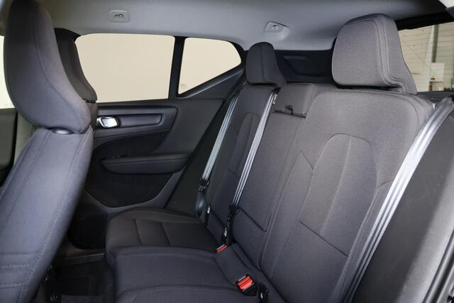 Volvo XC40 T5 Recharge R-Design - IntelliSafe Assist & Surround - Adaptieve LED koplampen - Parkeercamera achter - Verwarmde voorstoelen & stuur - Parkeersensoren voor & achter - Elektr. bedienb. voorstoelen met geheugen links - Draadloze tel. lader - Extra getint g