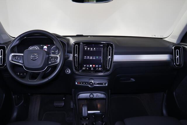 Volvo XC40 T5 Recharge R-Design - IntelliSafe Assist & Surround - Adaptieve LED koplampen - Parkeercamera achter - Verwarmde voorstoelen & stuur - Parkeersensoren voor & achter - Elektr. bedienb. voorstoelen met geheugen links - Draadloze tel. lader - Extra getint g