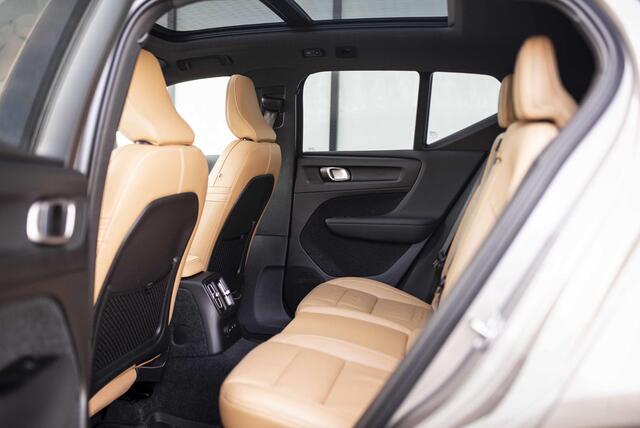 Volvo XC40 1.5 T5 Recharge Inscription | Plug-in Hybrid (PHEV) | Stylingkit | 360 Graden Camera | Panoramadak | Harman Kardon Audio | Trekhaak | Elektrisch Verstelbare Voorstoelen | LED Koplampen Adaptief