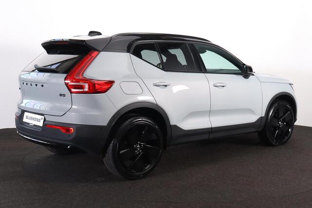 Volvo XC40 B4 Ultra Black Edition - Panorama/schuifdak - IntelliSafe Assist & Surround - 360º Camera - Harman/Kardon audio - Verwarmde voorstoelen & stuur - Parkeersensoren voor & achter - Draadloze tel. lader - Extra getint glas - 20' LMV