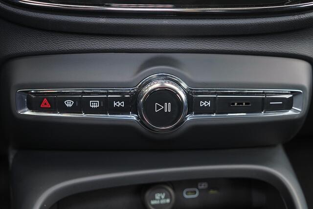 Volvo XC40 B4 Ultra Black Edition - Panorama/schuifdak - IntelliSafe Assist & Surround - 360º Camera - Harman/Kardon audio - Verwarmde voorstoelen & stuur - Parkeersensoren voor & achter - Draadloze tel. lader - Extra getint glas - 20' LMV