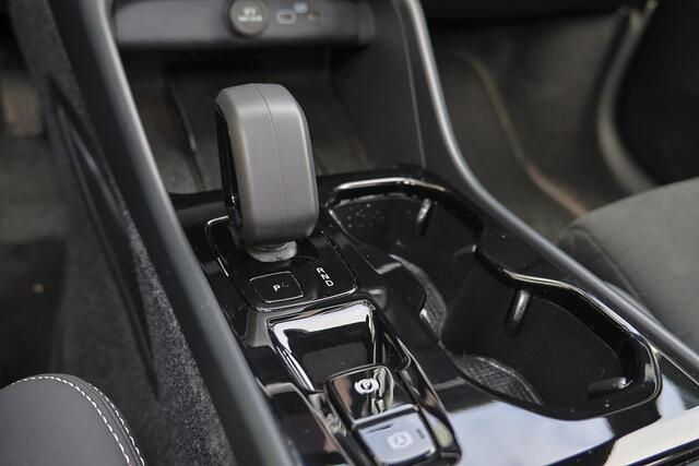 Volvo XC40 B4 Ultra Black Edition - Panorama/schuifdak - IntelliSafe Assist & Surround - 360º Camera - Harman/Kardon audio - Verwarmde voorstoelen & stuur - Parkeersensoren voor & achter - Draadloze tel. lader - Extra getint glas - 20' LMV