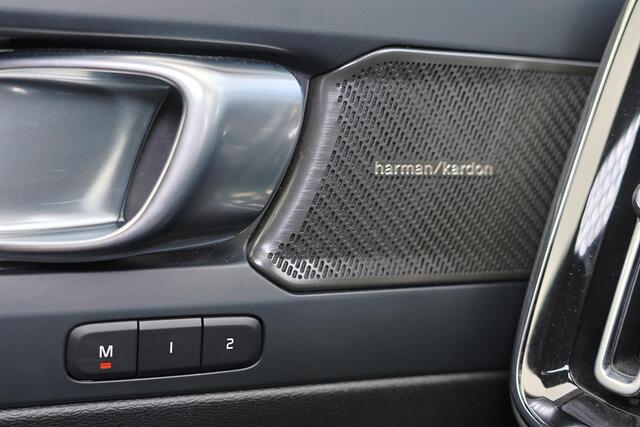 Volvo XC40 B4 Ultra Black Edition - Panorama/schuifdak - IntelliSafe Assist & Surround - 360º Camera - Harman/Kardon audio - Verwarmde voorstoelen & stuur - Parkeersensoren voor & achter - Draadloze tel. lader - Extra getint glas - 20' LMV