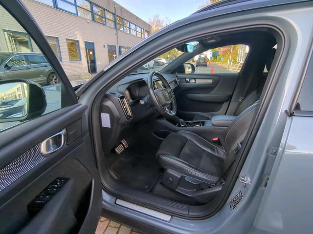 Volvo XC40 Recharge P8 AWD R-Design / Pano / Navigatie / Camera / Zwenkbare trekhaak / Elektrische klep / Lichtmetaal 20 inch /