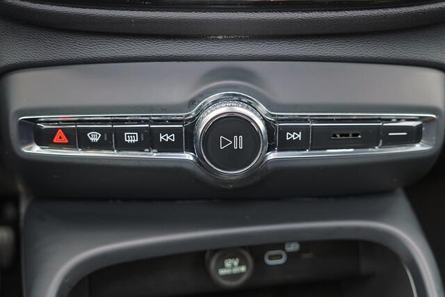 Volvo XC40 Extended Range Ultimate 82 kWh - IntelliSafe Assist & Surround - 360º Camera - Harman/Kardon audio - Verwarmde voorstoelen & stuur - Parkeersensoren voor & achter - Elektr. bedienb. voorstoelen met geheugen links - Draadloze tel. lader - Warmtepomp - Extr