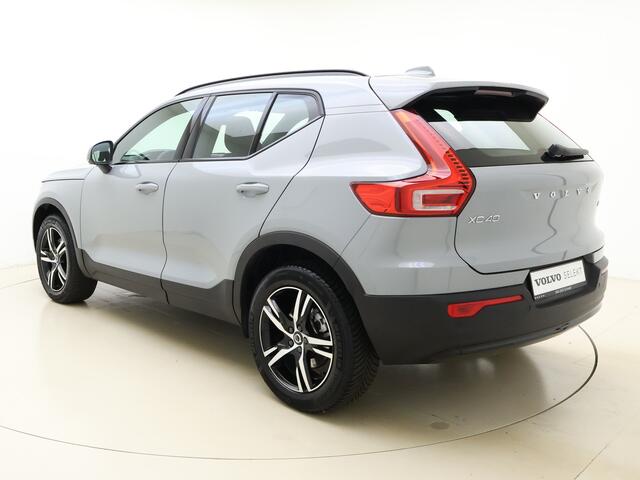 Volvo XC40 B4 211pk Plus Dark / Elektr. stoelen / H&K audio / Trekhaak / Stoel/- en stuurverwarming / Adapt. Cruise / BLIS / Elektr. Achterklep / PDC + CAM /