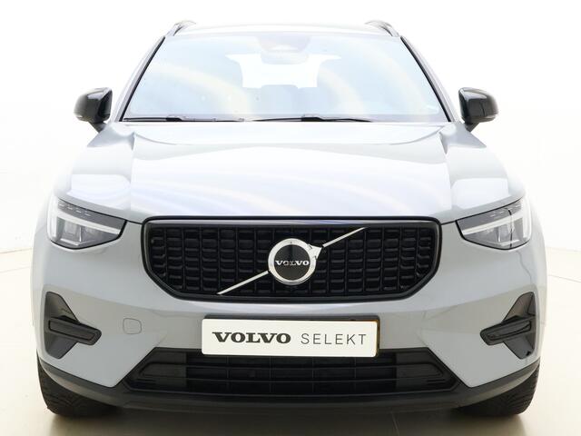Volvo XC40 B4 211pk Plus Dark / Elektr. stoelen / H&K audio / Trekhaak / Stoel/- en stuurverwarming / Adapt. Cruise / BLIS / Elektr. Achterklep / PDC + CAM /