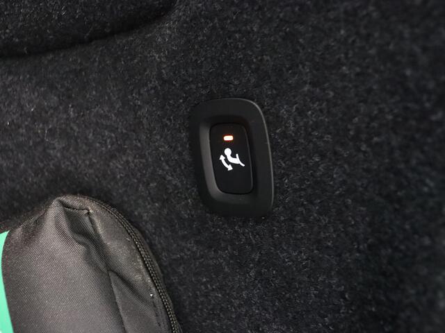 Volvo XC40 B4 211pk Plus Dark / Elektr. stoelen / H&K audio / Trekhaak / Stoel/- en stuurverwarming / Adapt. Cruise / BLIS / Elektr. Achterklep / PDC + CAM /