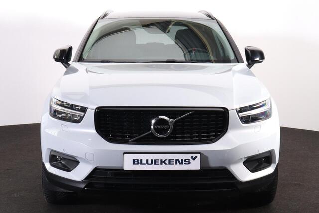 Volvo XC40 T5 Recharge R-Design - IntelliSafe Assist & Surround - Adaptieve LED koplampen - Parkeercamera achter - Verwarmde voorstoelen & stuur - Parkeersensoren voor & achter - Elektr. bedienb. voorstoelen met geheugen links - Draadloze tel. lader - Extra getint g