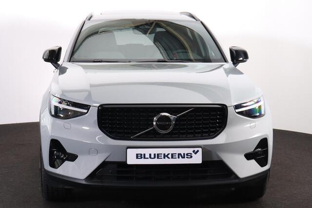 Volvo XC40 B3 Plus Dark - Panorama/schuifdak - IntelliSafe Assist & Surround - Harman/Kardon audio - Adaptieve LED koplampen - Parkeercamera achter - Parkeersensoren voor & achter - Elektr. bedienb. voorstoelen met geheugen links - Draadloze tel. lader - Extra getin