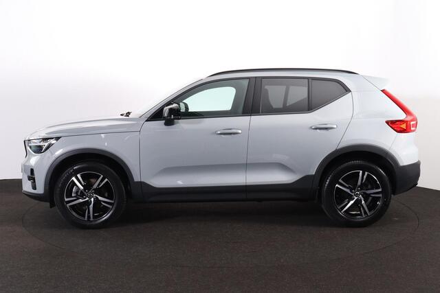 Volvo XC40 B3 Plus Dark - Panorama/schuifdak - IntelliSafe Assist & Surround - Harman/Kardon audio - Adaptieve LED koplampen - Parkeercamera achter - Parkeersensoren voor & achter - Elektr. bedienb. voorstoelen met geheugen links - Draadloze tel. lader - Extra getin