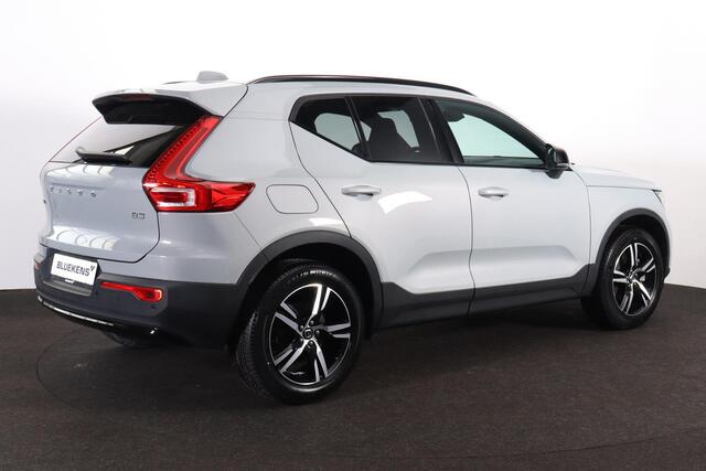 Volvo XC40 B3 Plus Dark - Panorama/schuifdak - IntelliSafe Assist & Surround - Harman/Kardon audio - Adaptieve LED koplampen - Parkeercamera achter - Parkeersensoren voor & achter - Elektr. bedienb. voorstoelen met geheugen links - Draadloze tel. lader - Extra getin