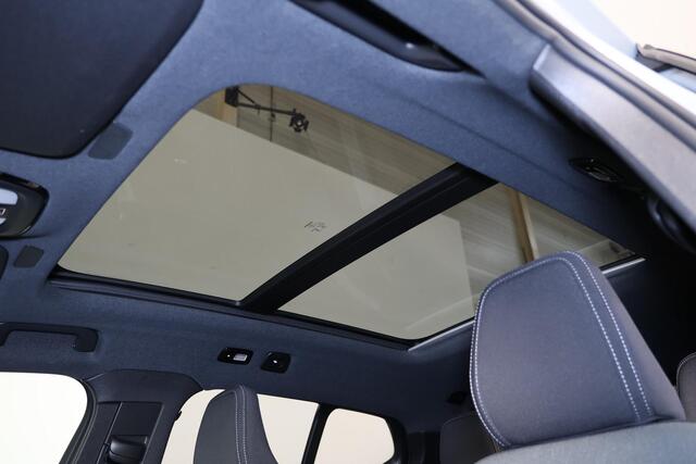 Volvo XC40 B3 Plus Dark - Panorama/schuifdak - IntelliSafe Assist & Surround - Harman/Kardon audio - Adaptieve LED koplampen - Parkeercamera achter - Parkeersensoren voor & achter - Elektr. bedienb. voorstoelen met geheugen links - Draadloze tel. lader - Extra getin