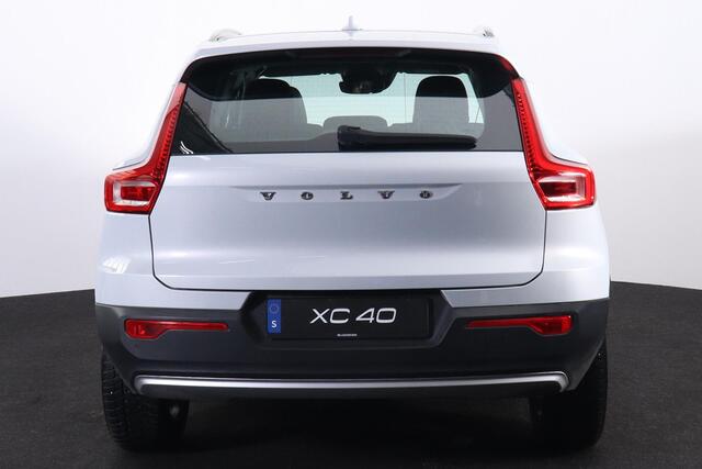 Volvo XC40 T2 Business Pro - IntelliSafe Assist & Surround - Parkeercamera achter - Verwarmde voorstoelen & stuur - Lederen bekleding - Parkeersensoren voor & achter - Drive-Mode Settings - 18' LMV