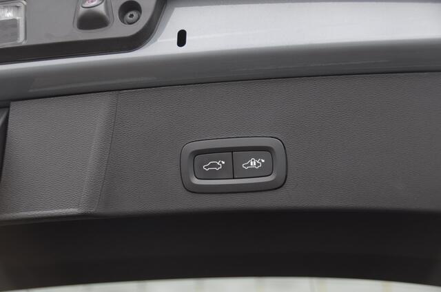 Volvo XC40 T4 211PK Automaat Ultimate Bright / Panoramadak/ Elektrische stoelen met geheugen/ Elektrische achterklep/ Parkeersensoren met 360 Camera/ Stoel en stuurwielverwarming/ Mistlampen/ Luxe bekleding/ /19" Velgen/ Harman kardon audio/ Apple carplay