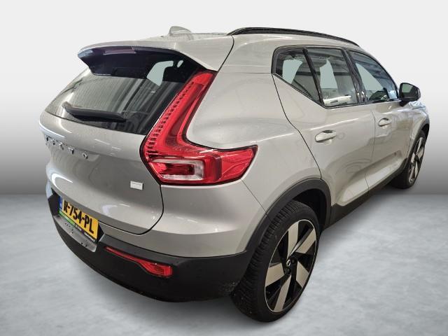 Volvo XC40 Recharge Plus 70 kWh | Adaptieve Cruise Control | Dodehoek Detectie | Stoel en Stuurverwarming | 20" | Nubuck Bekleding |