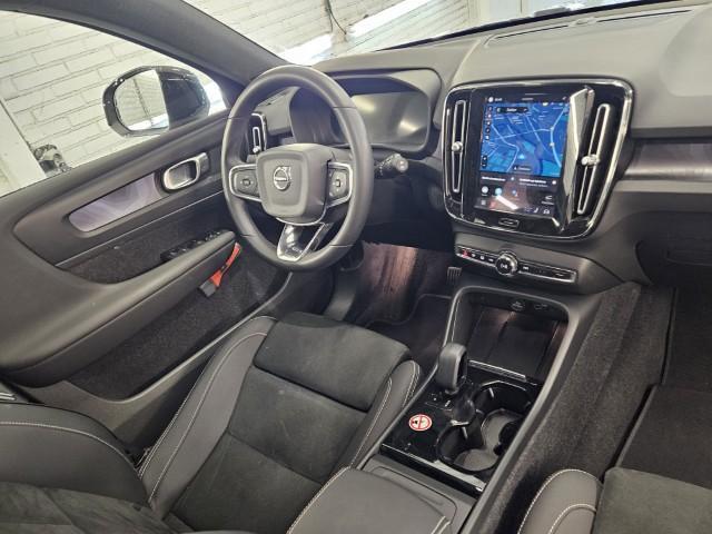 Volvo XC40 Recharge Plus 70 kWh | Adaptieve Cruise Control | Dodehoek Detectie | Stoel en Stuurverwarming | 20" | Nubuck Bekleding |