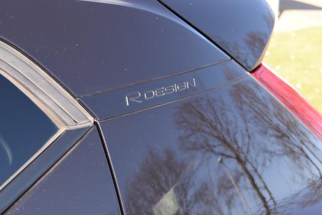 Volvo XC40 T5 262PK Twin Engine R-Design | Panodak | ACC | Camera | Stoelverwarming | 20"LMV