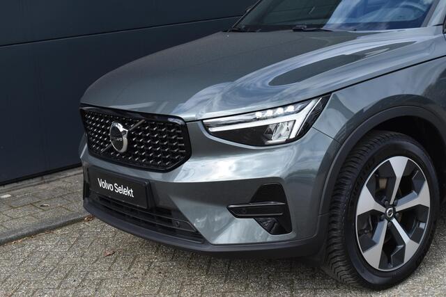 Volvo XC40 B4 Plus Dark | Semi Elektrische Wegklapbare Trekhaak | Allseason banden | 19'' lichtmetalen velgen | Stoelverwarming | Google Infotainment | Parkeercamera | Parkeersensoren voor + achter | Harman Kardon Premium Audio