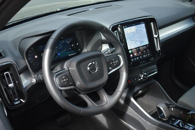 Volvo XC40 B4 Plus Dark | Semi Elektrische Wegklapbare Trekhaak | Allseason banden | 19'' lichtmetalen velgen | Stoelverwarming | Google Infotainment | Parkeercamera | Parkeersensoren voor + achter | Harman Kardon Premium Audio