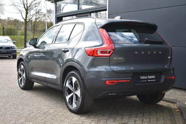 Volvo XC40 B4 Plus Dark | Semi Elektrische Wegklapbare Trekhaak | Allseason banden | 19'' lichtmetalen velgen | Stoelverwarming | Google Infotainment | Parkeercamera | Parkeersensoren voor + achter | Harman Kardon Premium Audio