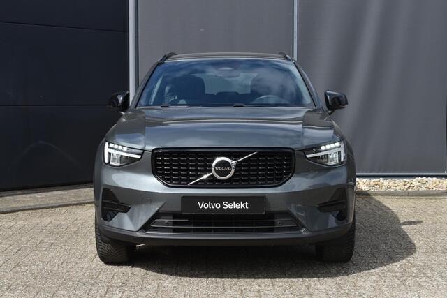 Volvo XC40 B4 Plus Dark | Semi Elektrische Wegklapbare Trekhaak | Allseason banden | 19'' lichtmetalen velgen | Stoelverwarming | Google Infotainment | Parkeercamera | Parkeersensoren voor + achter | Harman Kardon Premium Audio