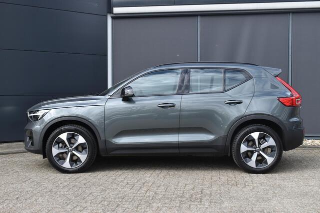Volvo XC40 B4 Plus Dark | Semi Elektrische Wegklapbare Trekhaak | Allseason banden | 19'' lichtmetalen velgen | Stoelverwarming | Google Infotainment | Parkeercamera | Parkeersensoren voor + achter | Harman Kardon Premium Audio