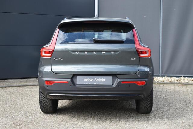 Volvo XC40 B4 Plus Dark | Semi Elektrische Wegklapbare Trekhaak | Allseason banden | 19'' lichtmetalen velgen | Stoelverwarming | Google Infotainment | Parkeercamera | Parkeersensoren voor + achter | Harman Kardon Premium Audio