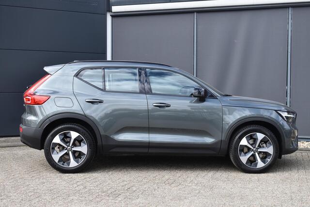 Volvo XC40 B4 Plus Dark | Semi Elektrische Wegklapbare Trekhaak | Allseason banden | 19'' lichtmetalen velgen | Stoelverwarming | Google Infotainment | Parkeercamera | Parkeersensoren voor + achter | Harman Kardon Premium Audio