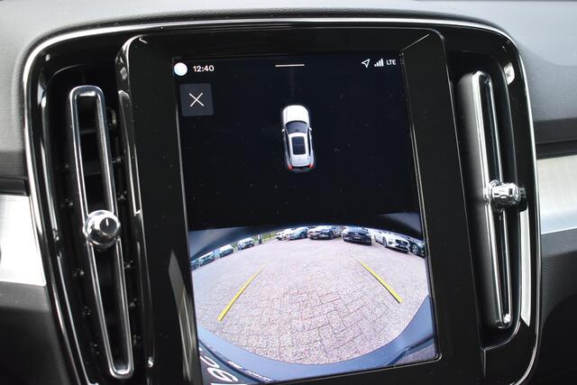 Volvo XC40 B4 Plus Dark | Semi Elektrische Wegklapbare Trekhaak | Allseason banden | 19'' lichtmetalen velgen | Stoelverwarming | Google Infotainment | Parkeercamera | Parkeersensoren voor + achter | Harman Kardon Premium Audio