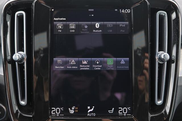 Volvo XC40 T5 Recharge Inscription Expression - IntelliSafe Assist - Adaptieve LED koplampen - Parkeercamera achter - Verwarmde voorstoelen & stuur - Parkeersensoren voor & achter - Draadloze tel. lader - Extra getint glas - Elektr. inklapbare trekhaak - 19' LMV