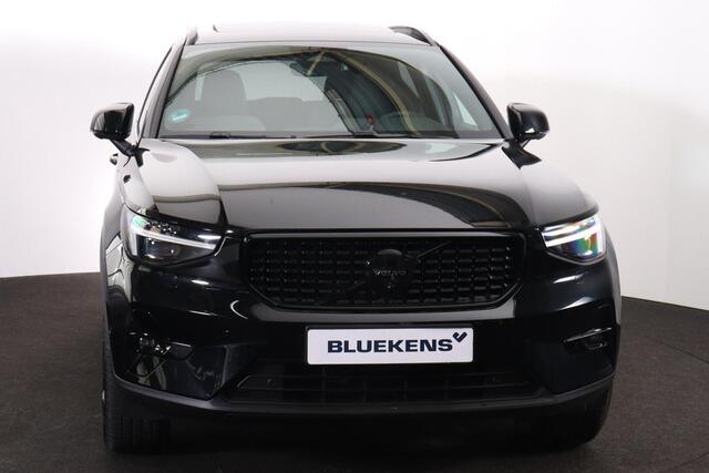Volvo XC40 B3 Plus Black Edition - Panorama/schuifdak - IntelliSafe Assist & Surround - 360º Camera - Harman/Kardon audio - Verwarmde voorstoelen & stuur - Parkeersensoren voor & achter - Elektr. bedienb. voorstoelen met geheugen links - Draadloze tel. lader - Extra