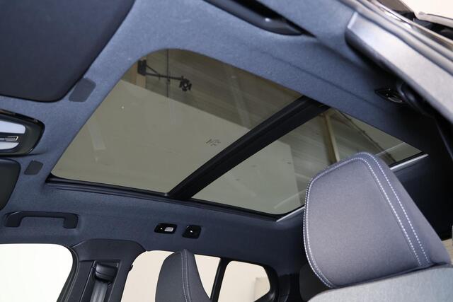 Volvo XC40 B3 Plus Black Edition - Panorama/schuifdak - IntelliSafe Assist & Surround - 360º Camera - Harman/Kardon audio - Verwarmde voorstoelen & stuur - Parkeersensoren voor & achter - Elektr. bedienb. voorstoelen met geheugen links - Draadloze tel. lader - Extra