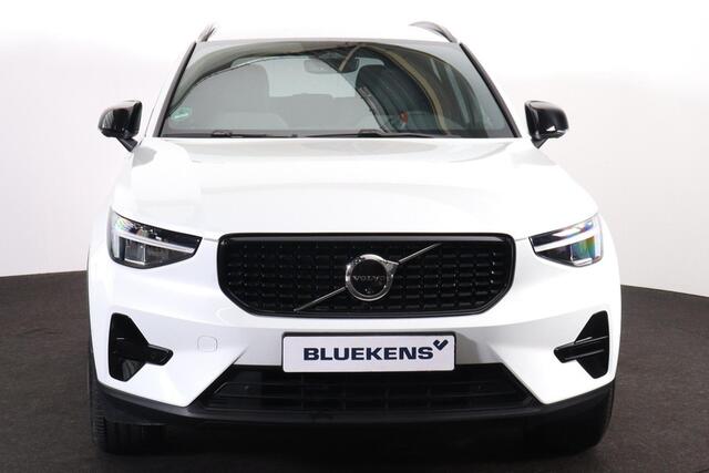 Volvo XC40 B3 Plus Dark - IntelliSafe Assist & Surround - 360º Camera - Harman/Kardon audio - Verwarmde voorstoelen & stuur - Parkeersensoren voor & achter - Elektr. bedienb. voorstoelen met geheugen links - Draadloze tel. lader - Standkachel - Extra getint glas - 1